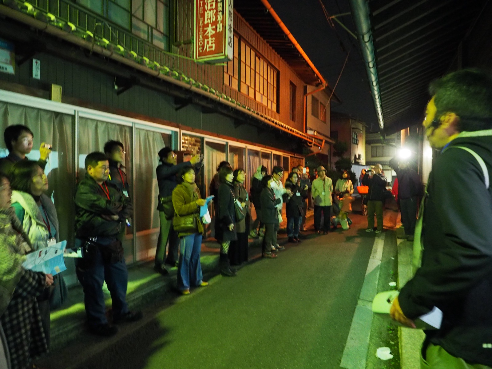 夜の観音寺に集まる参加者たち
