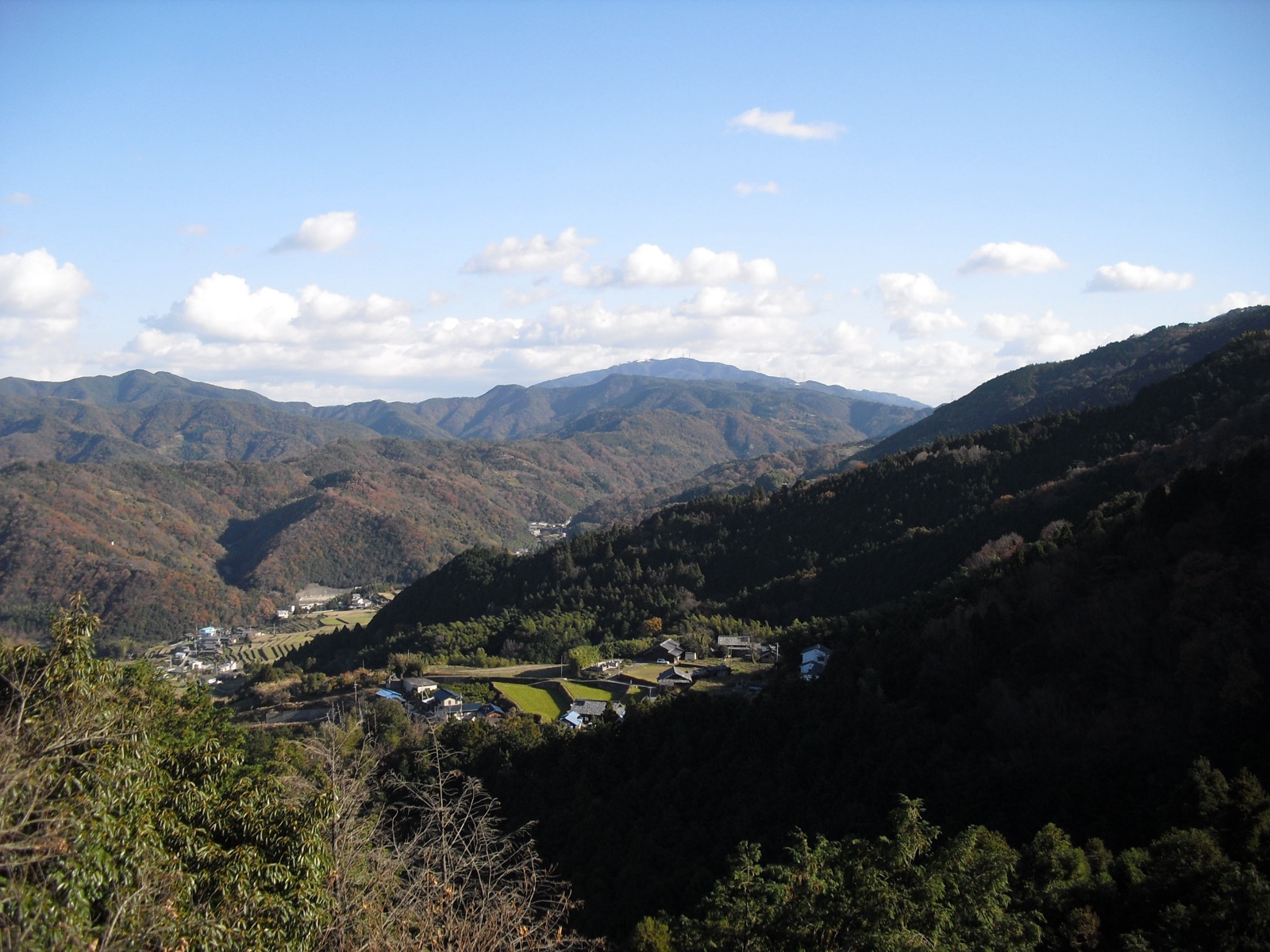 南西から望む雲辺寺山